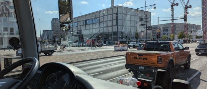 Blick aus dem inneren eines Busses auf den Fernsehturm Berlin