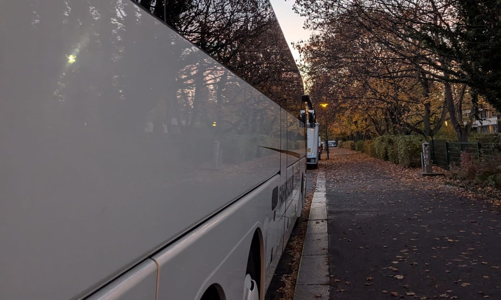 Bus steht am Straßenrand, Blick auf Seite