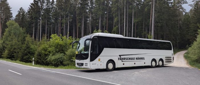 MAN Lions Coach vor Wald