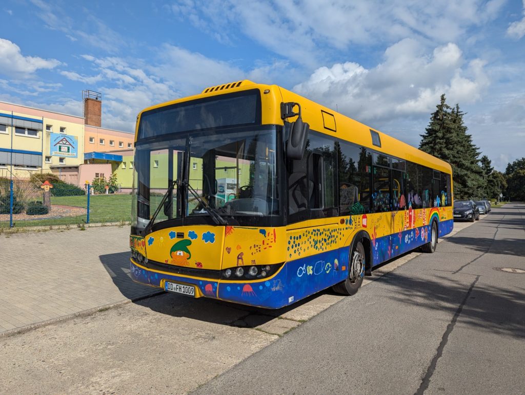 bunt bemalter solaris urbino vor Kindergarten