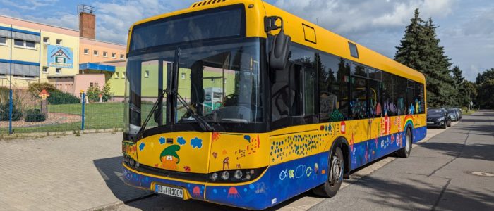 bunt bemalter solaris urbino vor Kindergarten