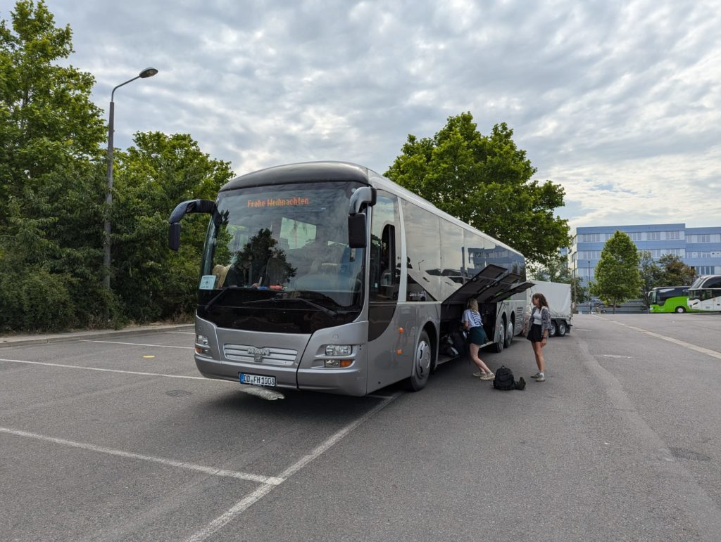MAN Lions Regio von vorne, mit Anhänger